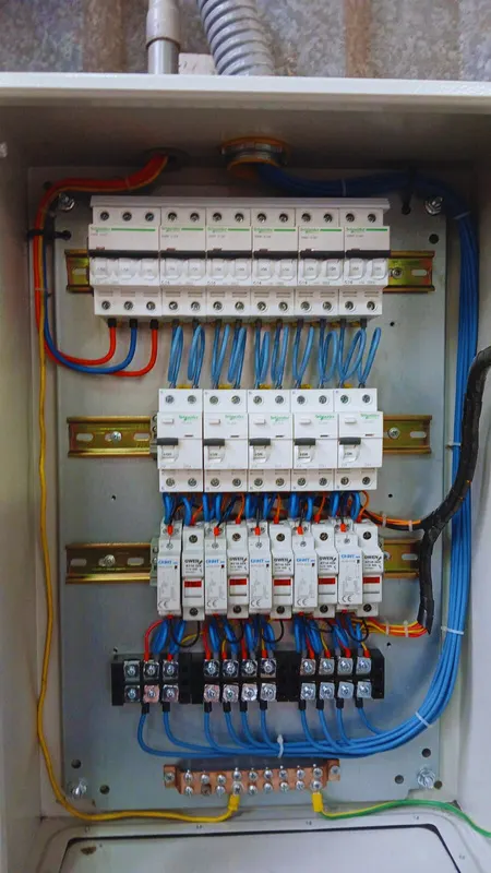 Instalación y mantenimiento de tableros de distribución, control y fuerza - TEC COM
